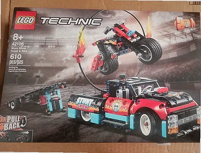 LEGO TECHNIC: Stunt Show Truck & Bike (42106)
